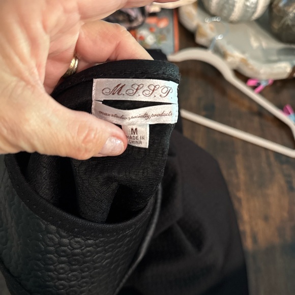 Elegant Black Sleeveless Mini Dress with Faux Leather Top - Picture 4 of 4